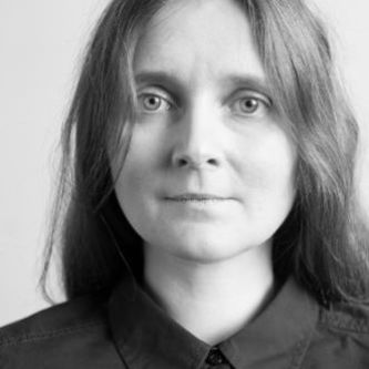 Author portrait of Marion Poschmann in black and white. Author page of Marion Poschmann