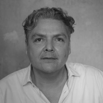 Small round portrait of festival director Martin Zähringer in black and white