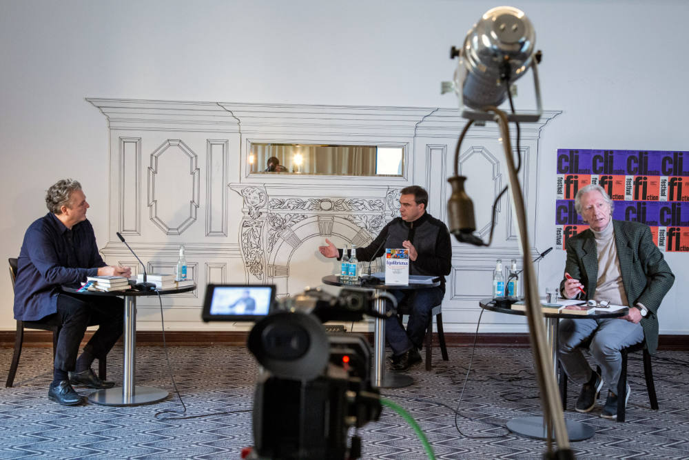 Martin Zähringer, Eric Bihl und Dirk C. Fleck im Gespräch. Verdoppelung des Bildes auf dem Monitor der mitfotografierten Filmkamera